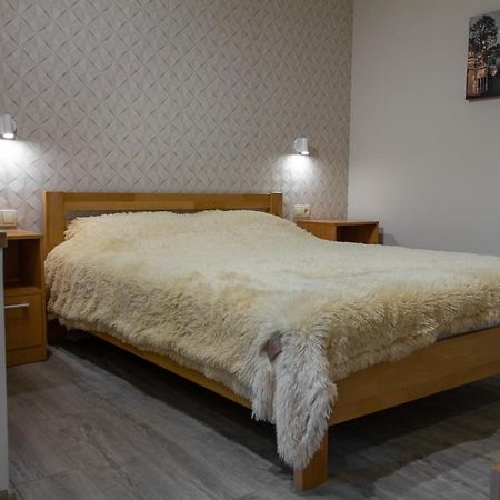 Уютная Vip-Студия В Центре. Vinnytsia Bagian luar foto